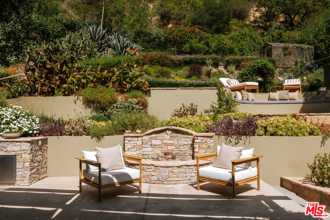 2618 Mandeville Canyon Rd