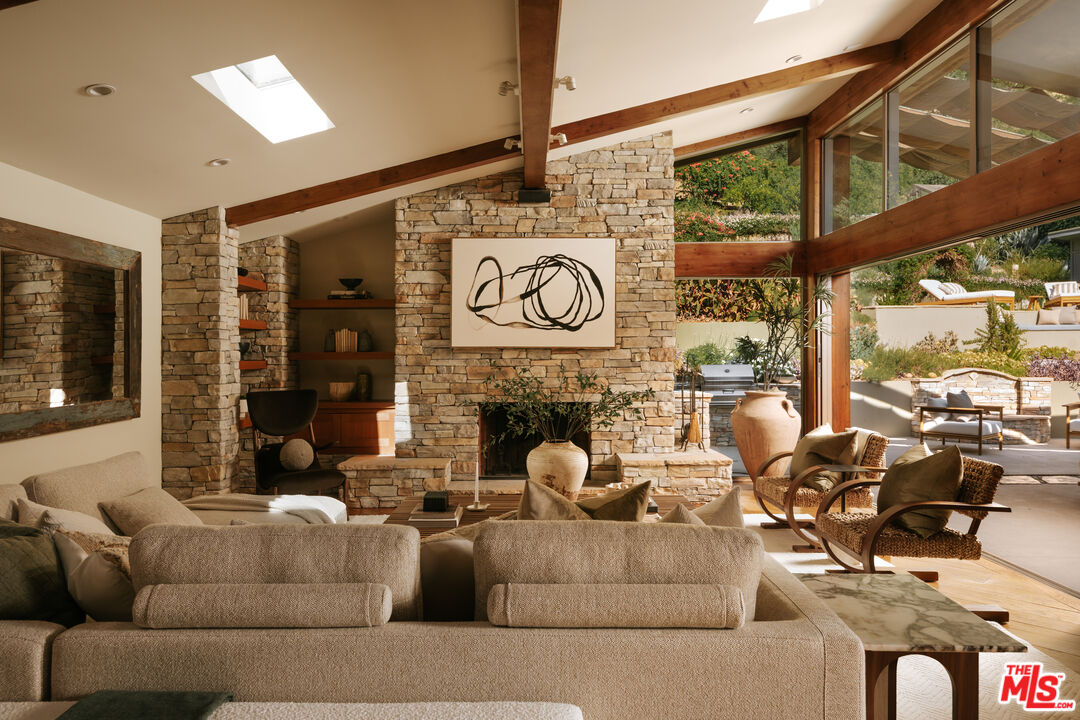 2618 Mandeville Canyon Rd