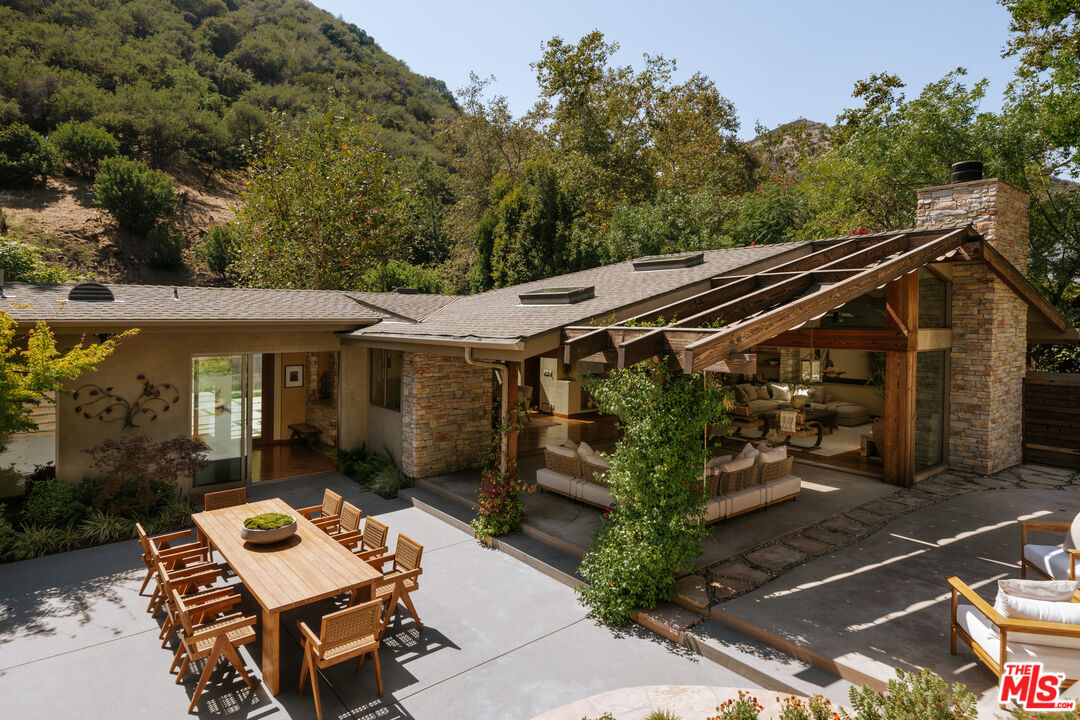 2618 Mandeville Canyon Rd