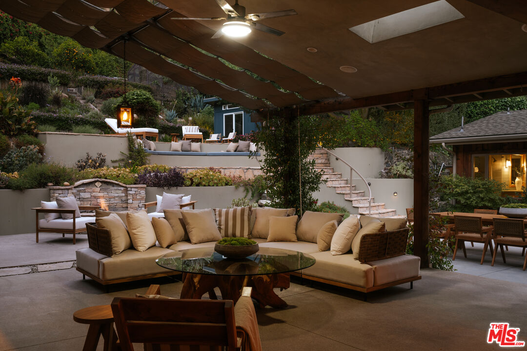 2618 Mandeville Canyon Rd