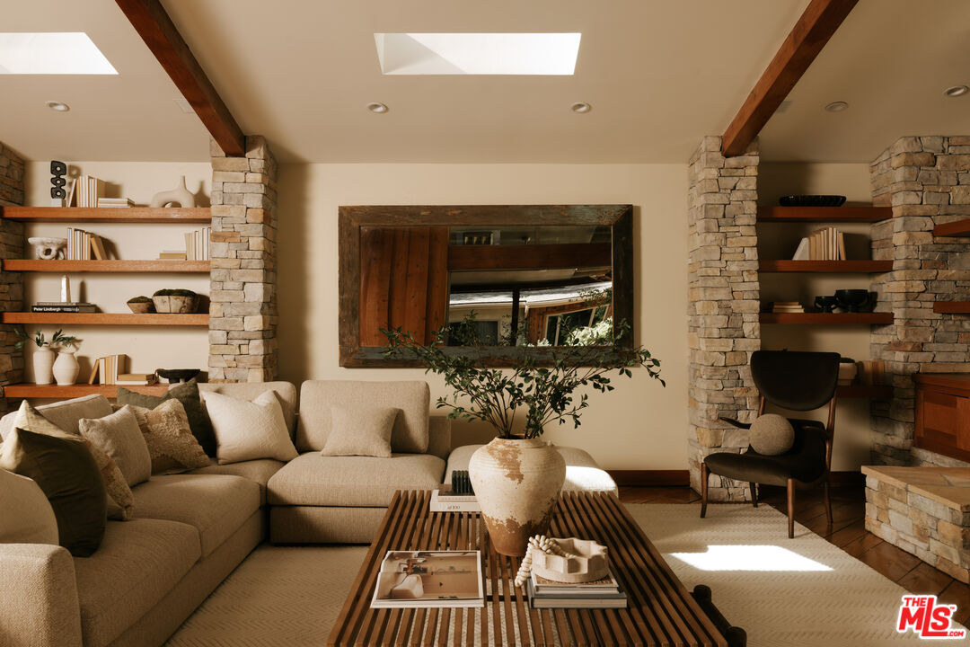 2618 Mandeville Canyon Rd