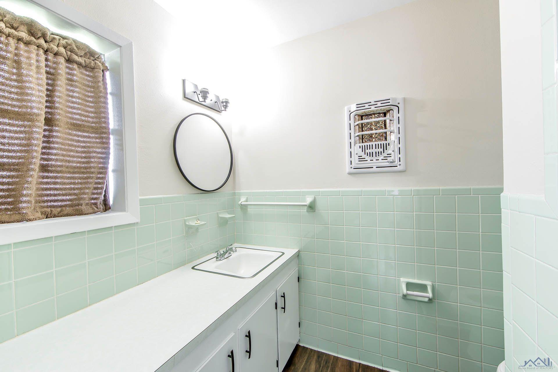 308 Douglas Dr