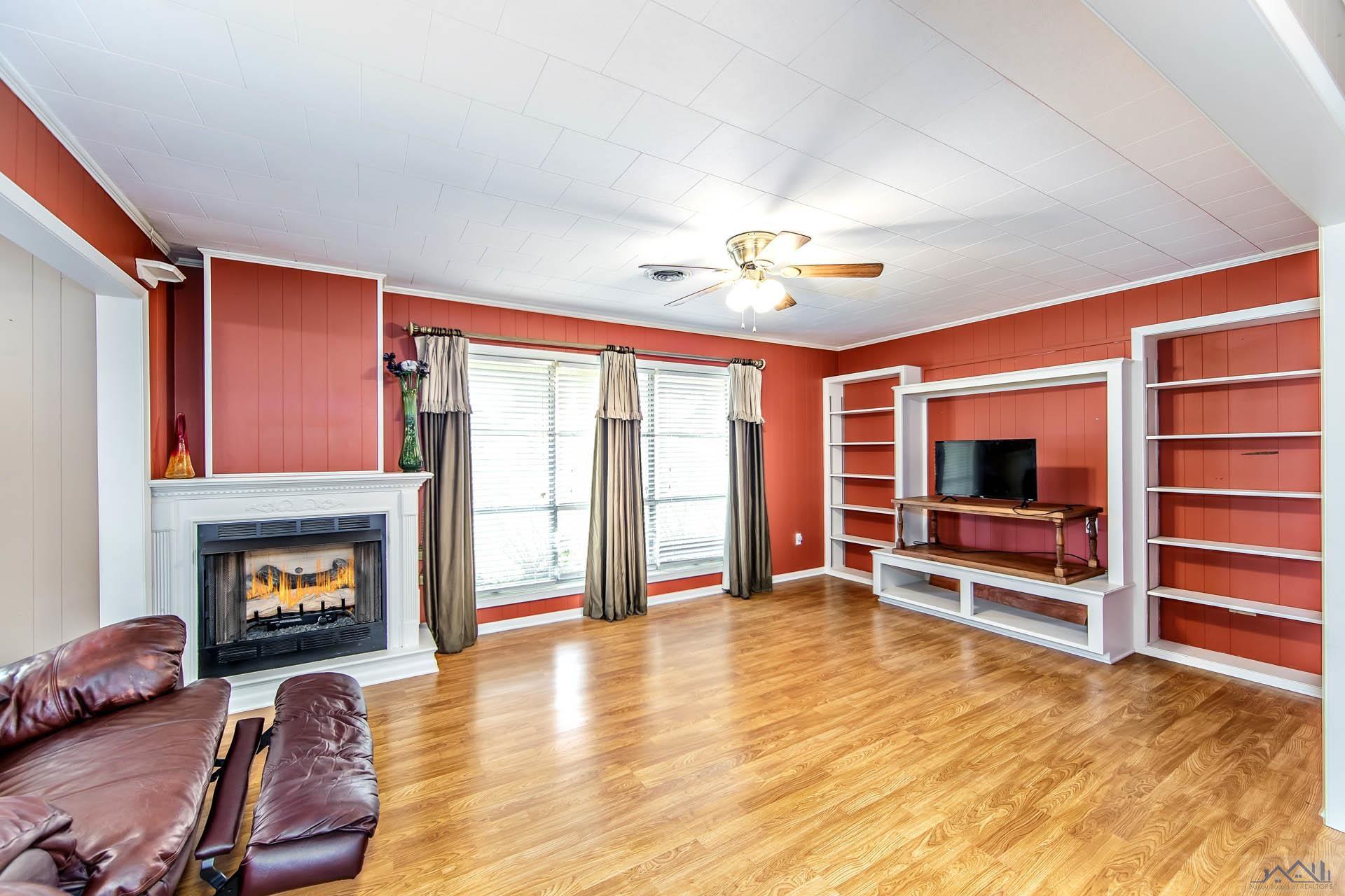 211 Foster Dr