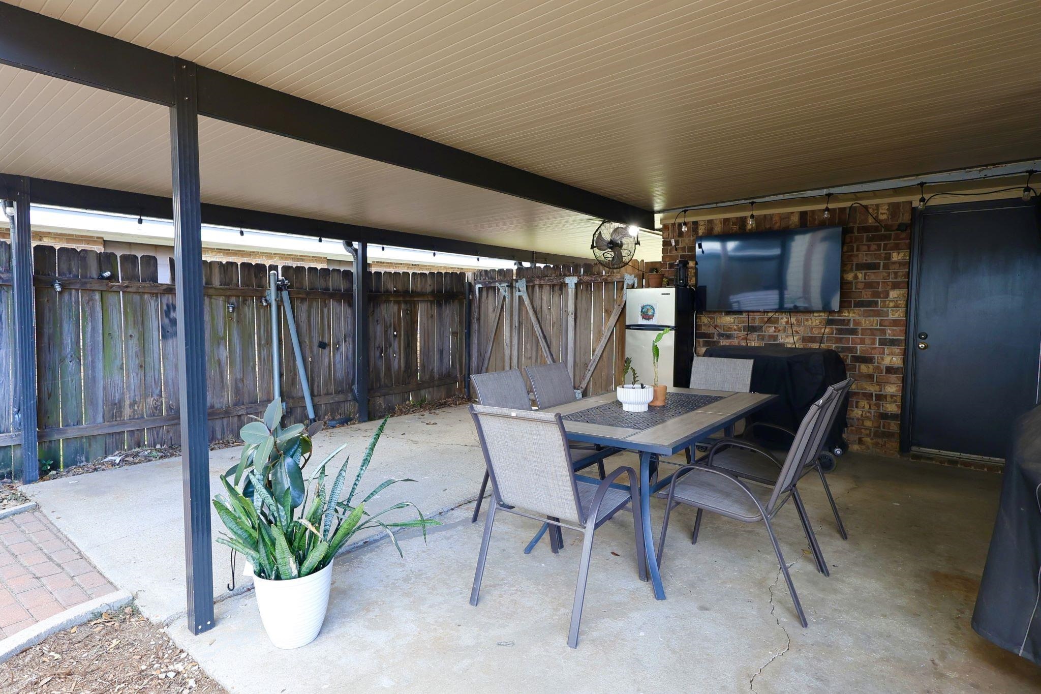 316 Louis Dr