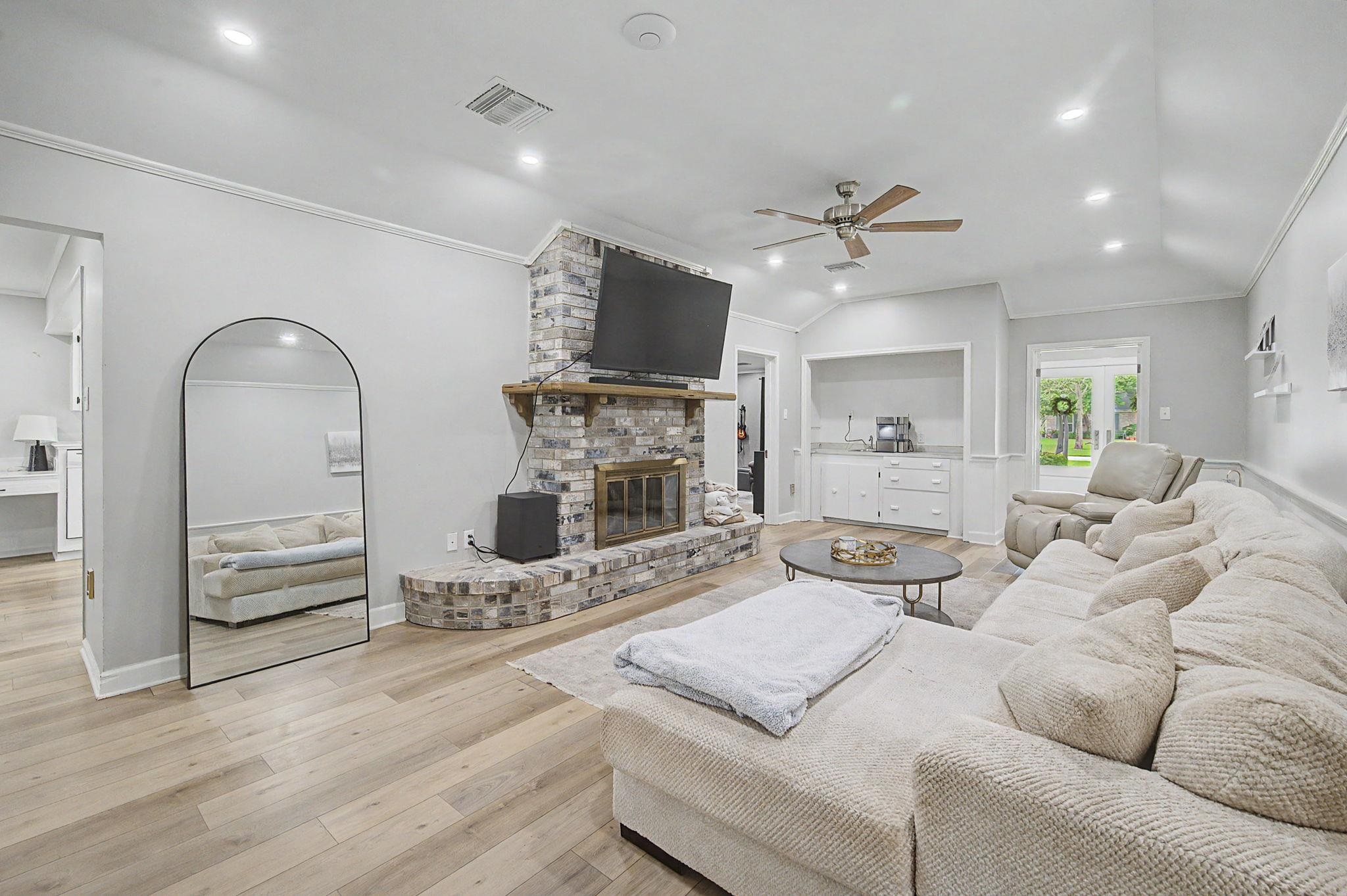 105 Cottonwood Dr
