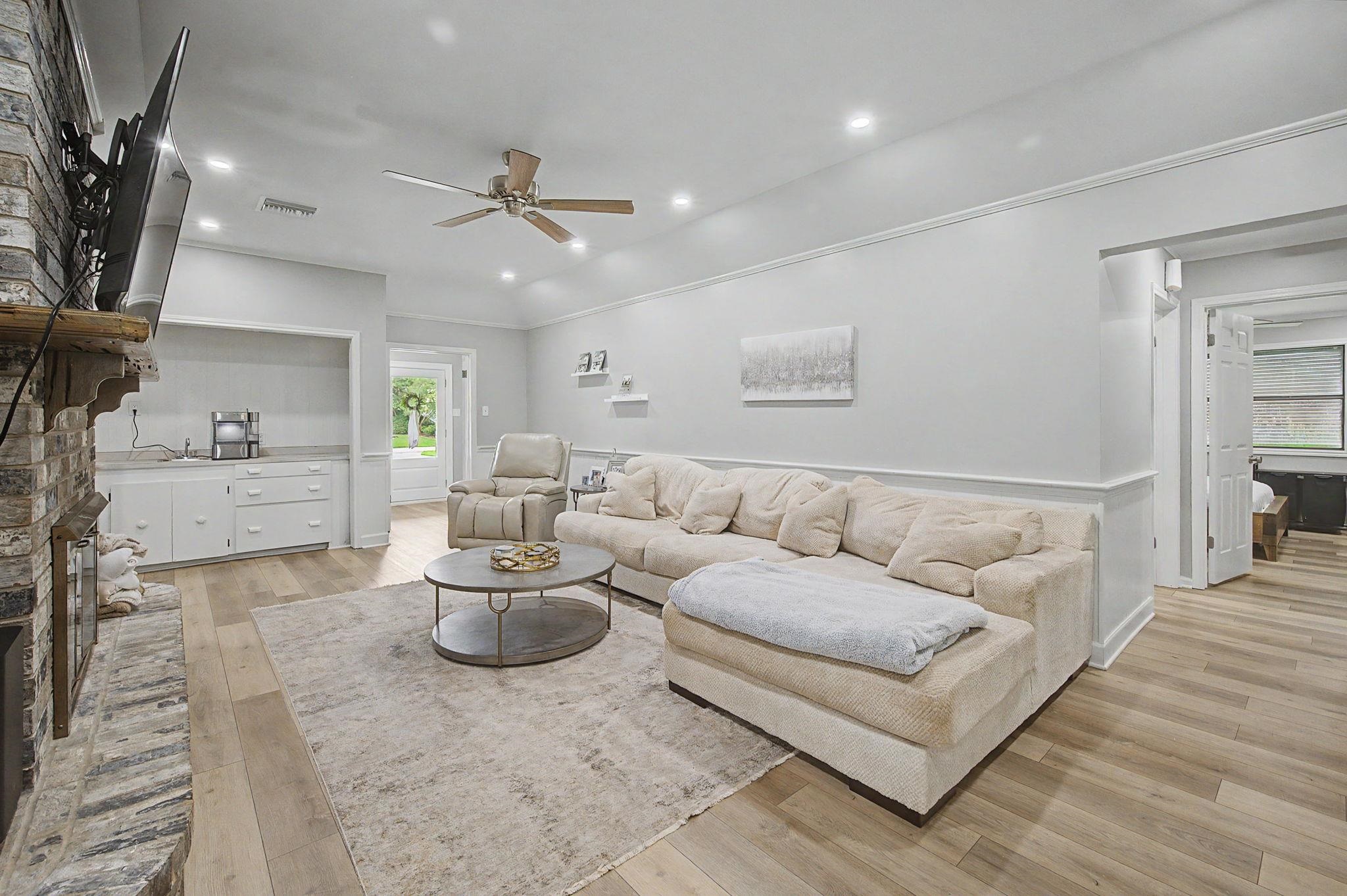105 Cottonwood Dr