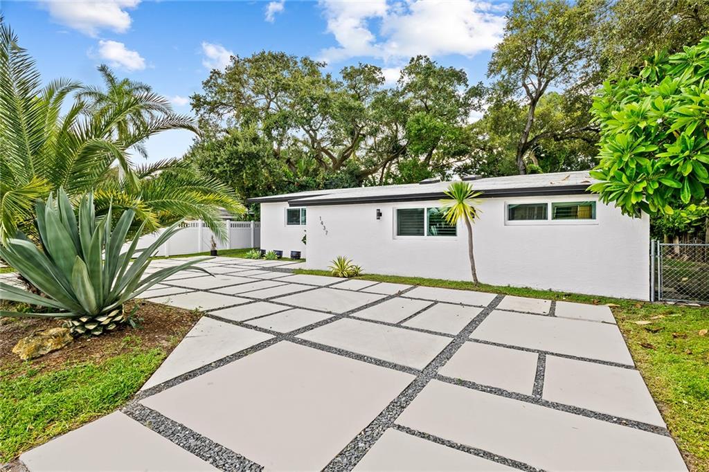 1437 SW 19TH AVE