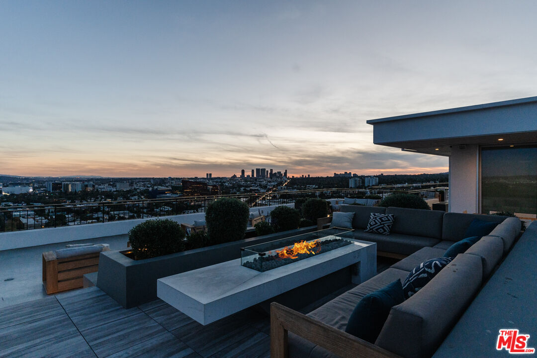 1100 Alta Loma Rd Unit: 1405