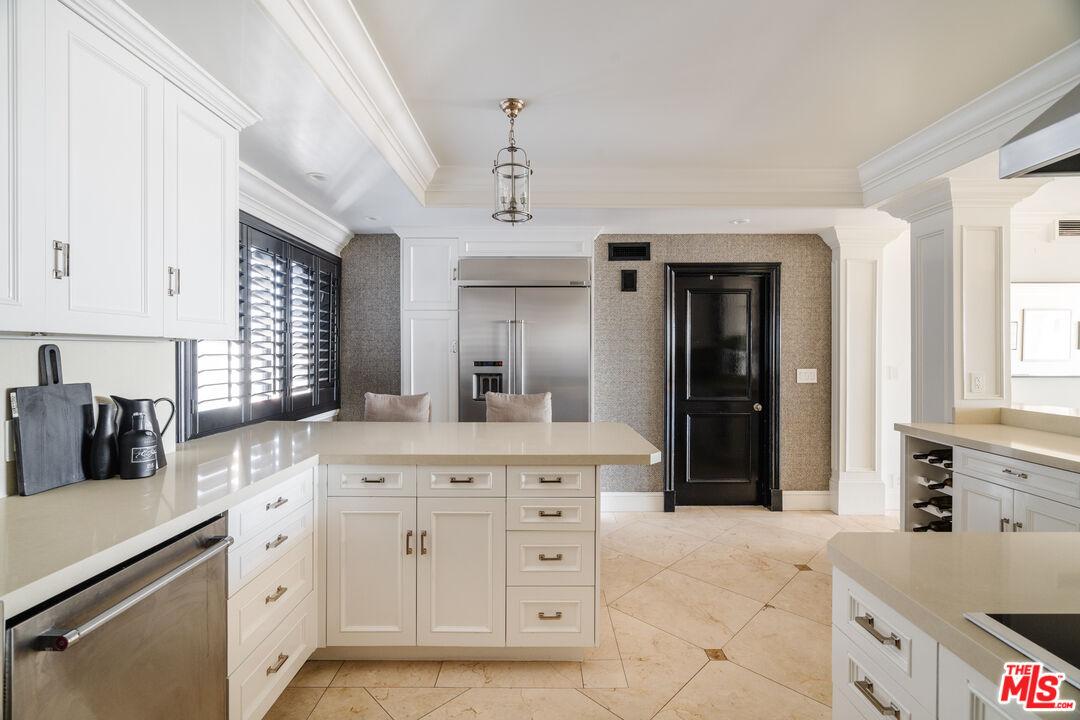 1100 Alta Loma Rd Unit: 1405