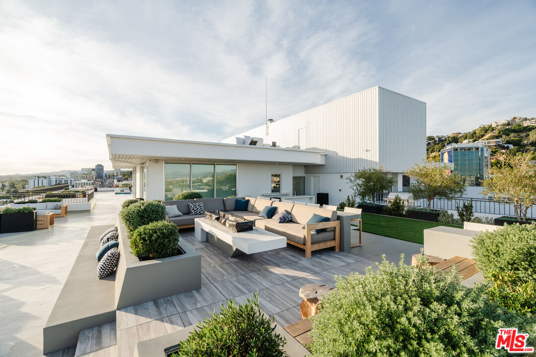 1100 Alta Loma Rd Unit: 1405