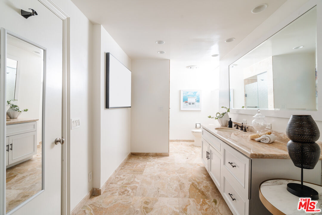 1100 Alta Loma Rd Unit: 1405