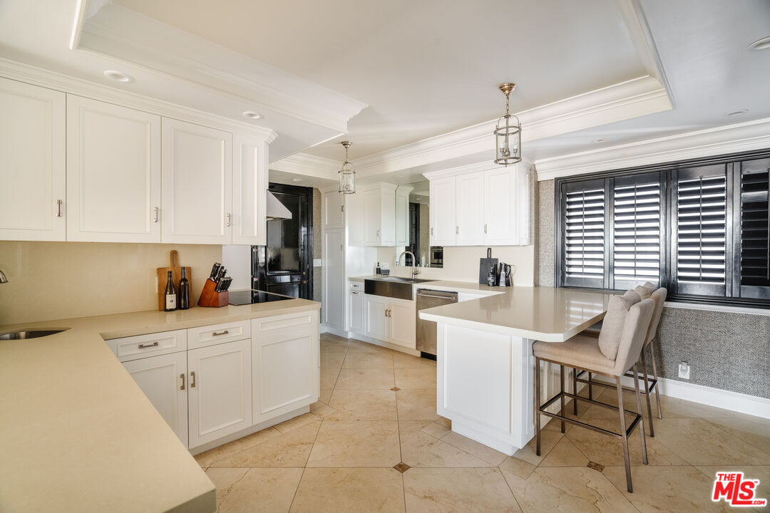 1100 Alta Loma Rd Unit: 1405