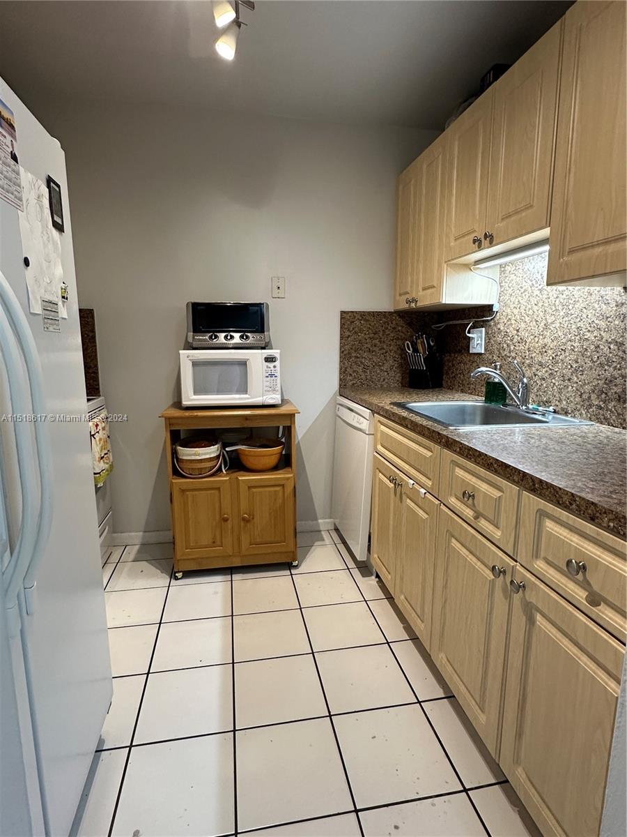 9227 SW 87th Ave Unit: B12