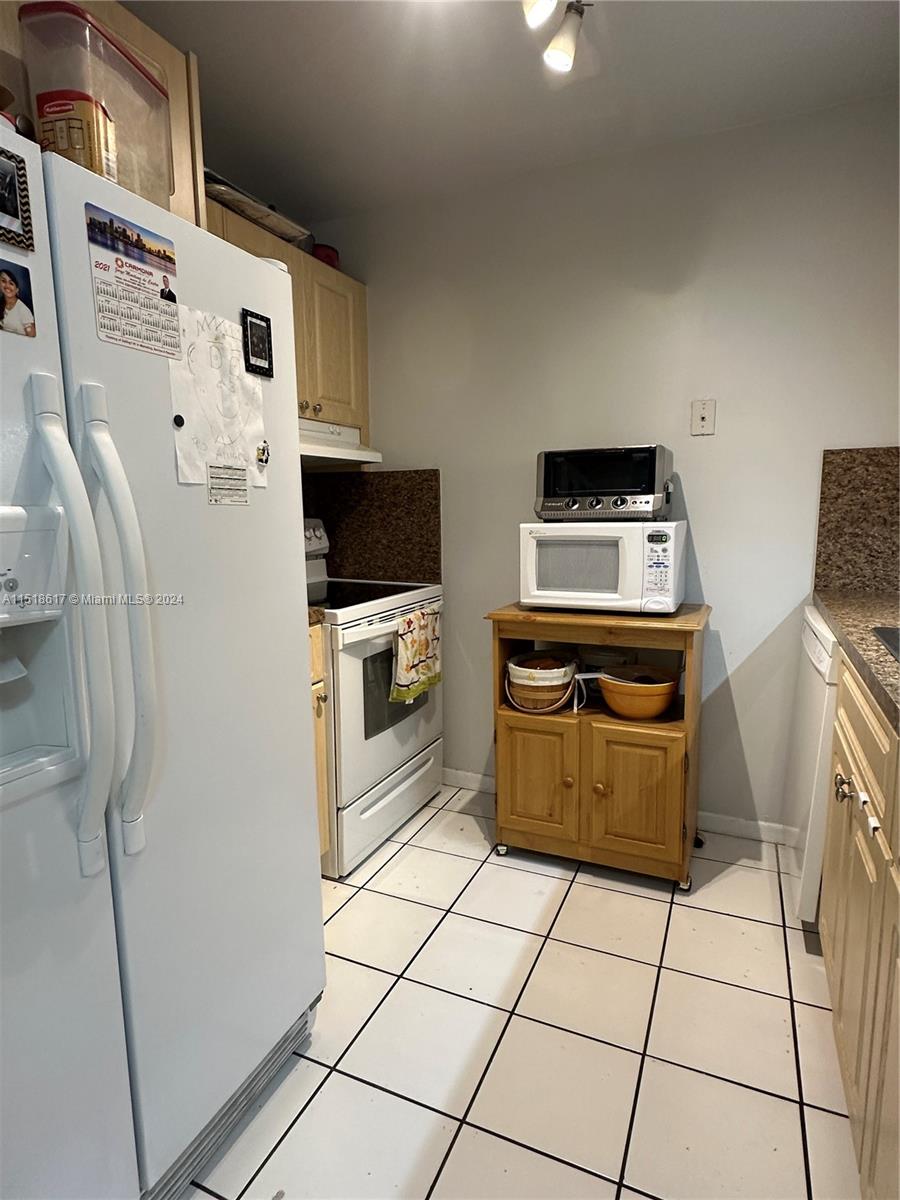 9227 SW 87th Ave Unit: B12