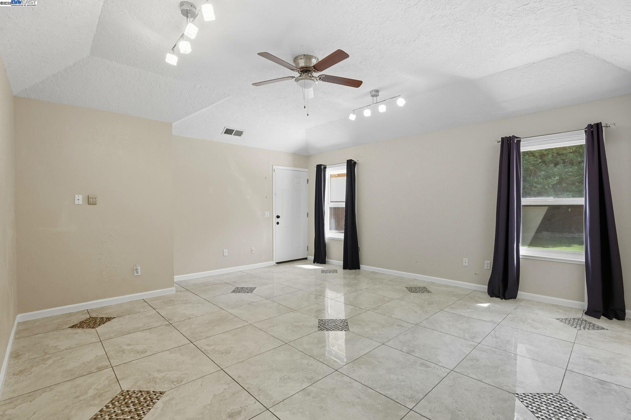 4470 Rolling Oaks Dr