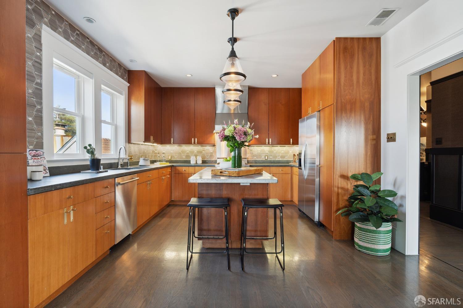 1041 South Van Ness Avenue