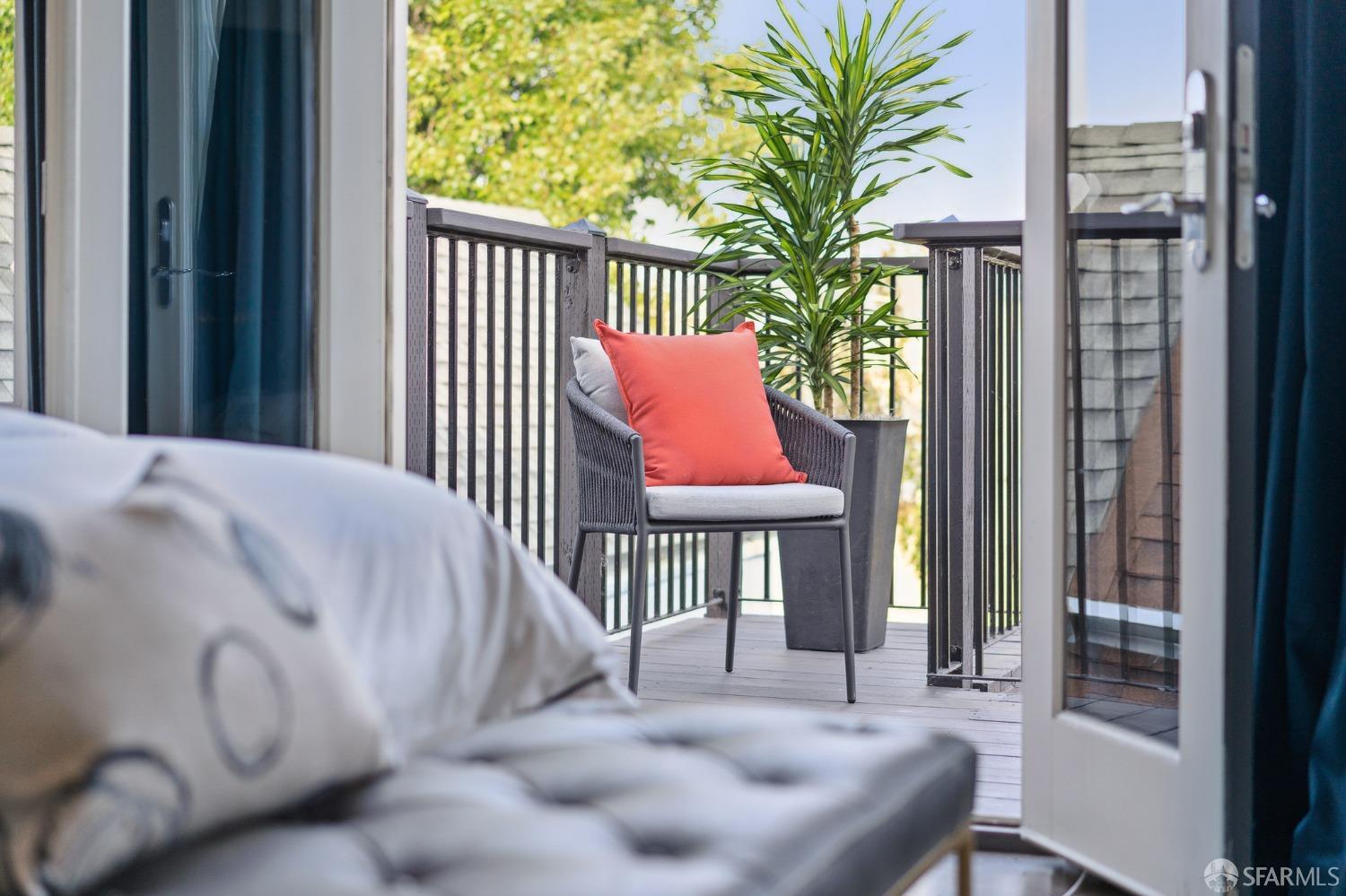 1041 South Van Ness Avenue