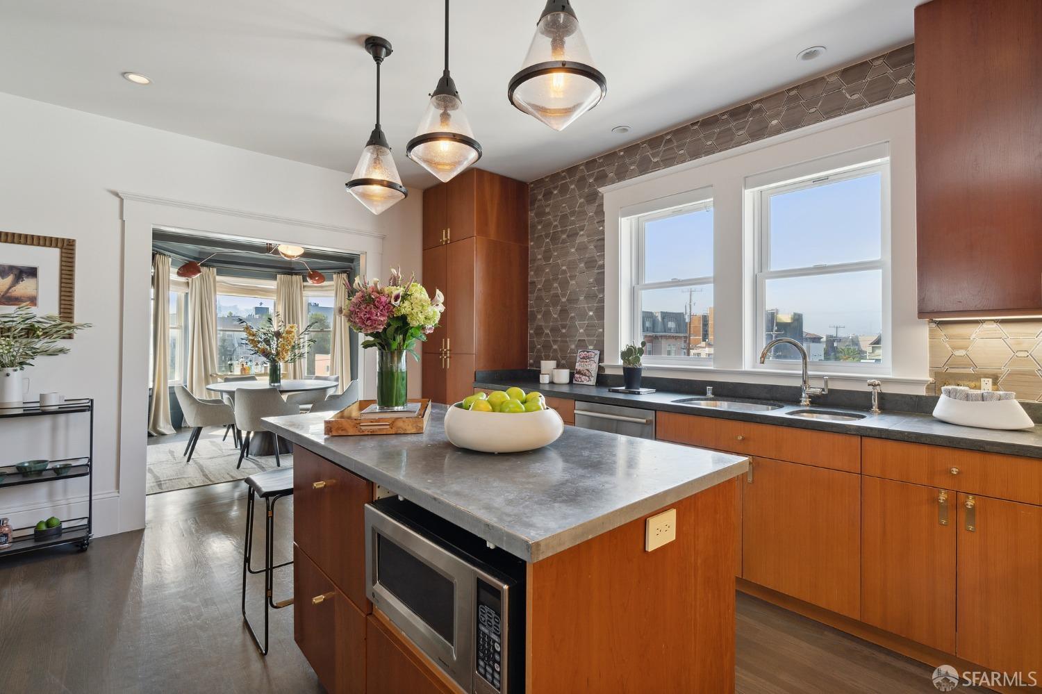 1041 South Van Ness Avenue