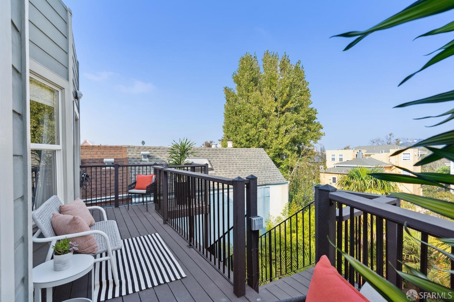 1041 South Van Ness Avenue