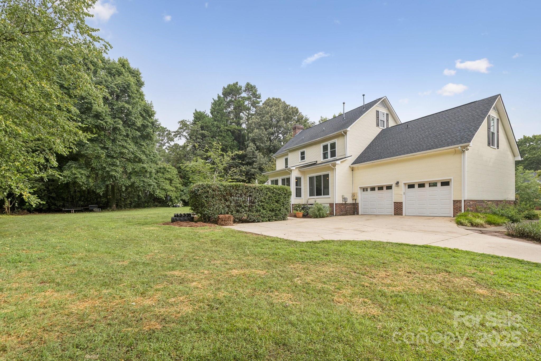 851 Tanglewood Court NE