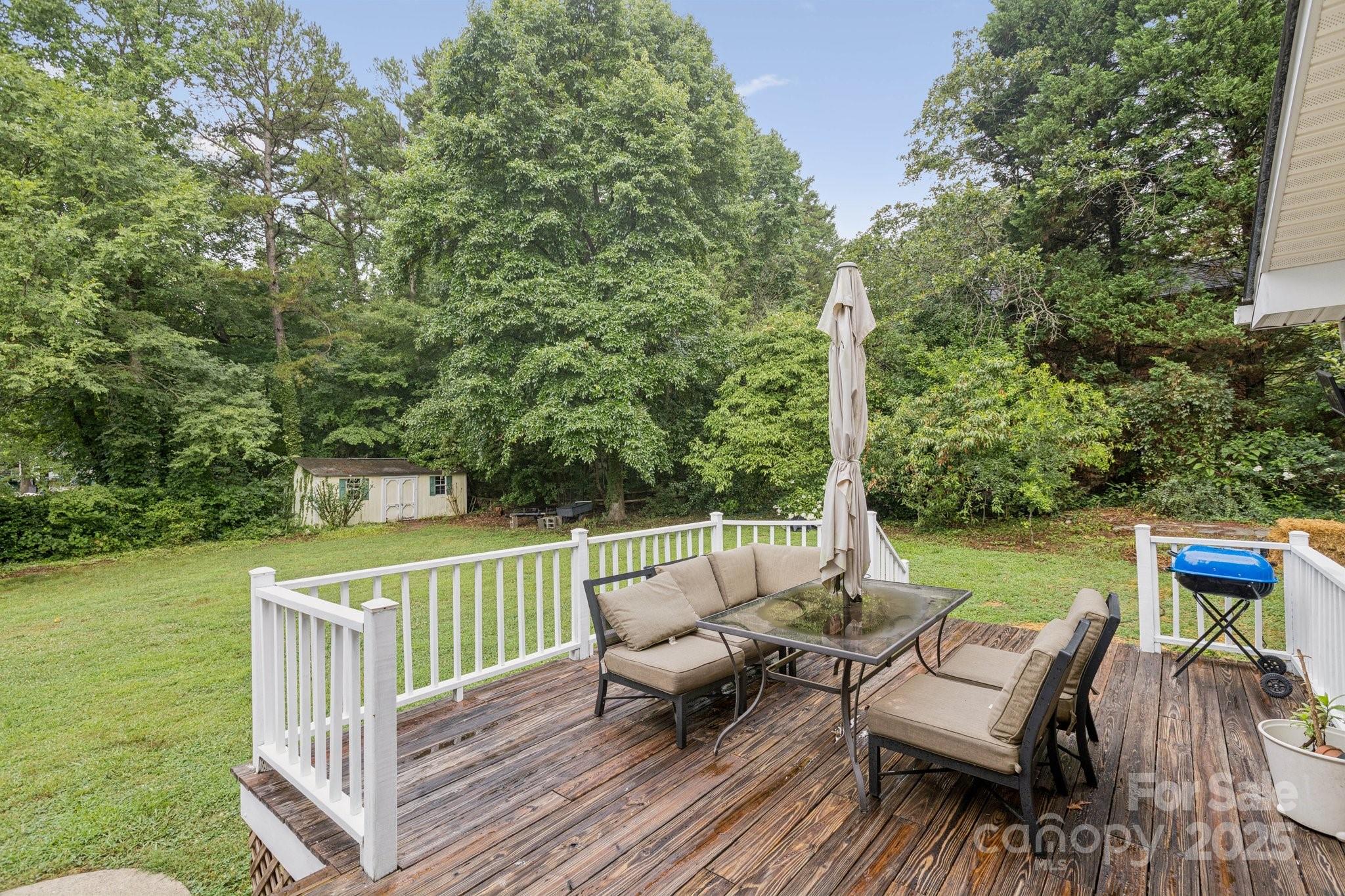 851 Tanglewood Court NE