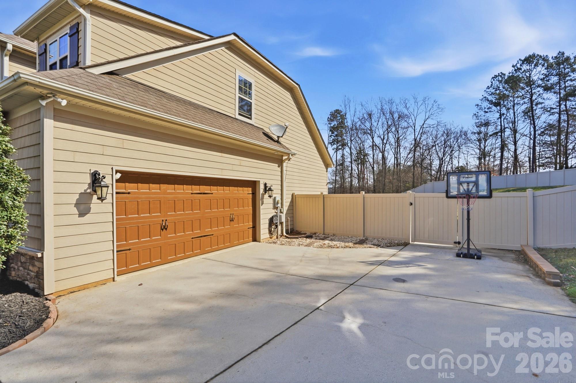 135 Lakeshore Hills Drive