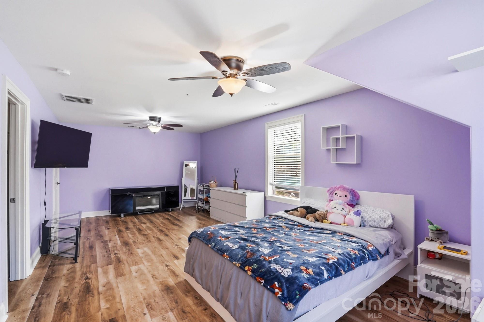 135 Lakeshore Hills Drive