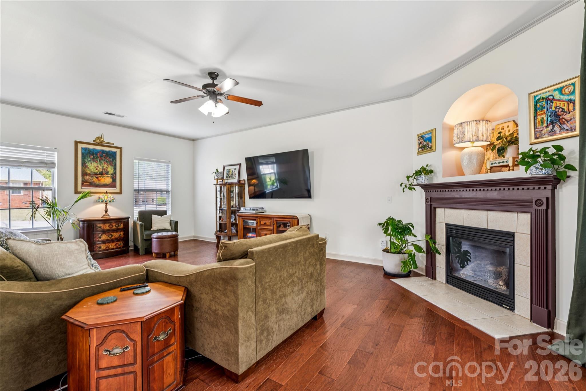 1042 Arrowhead Drive SE