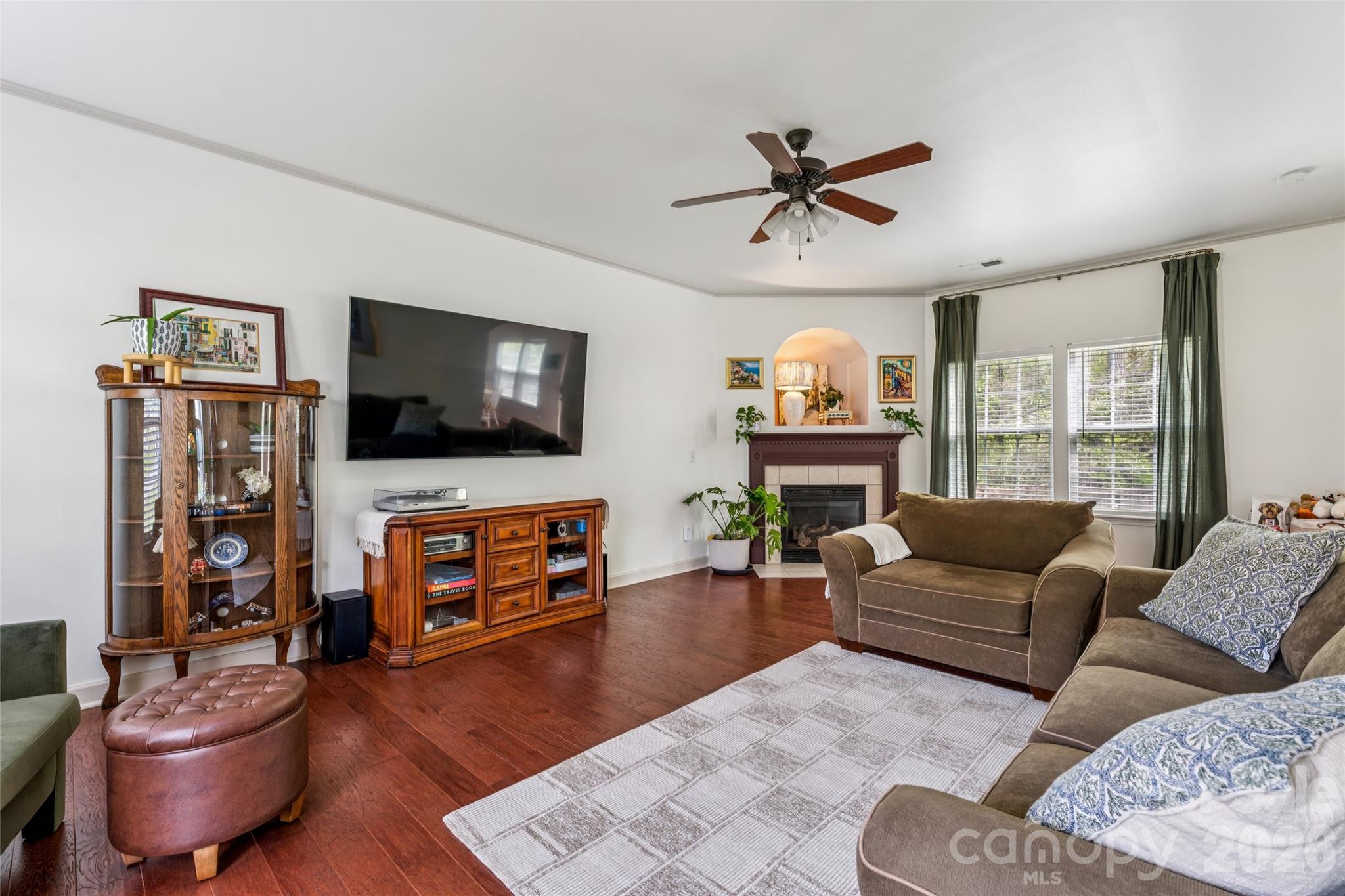 1042 Arrowhead Drive SE
