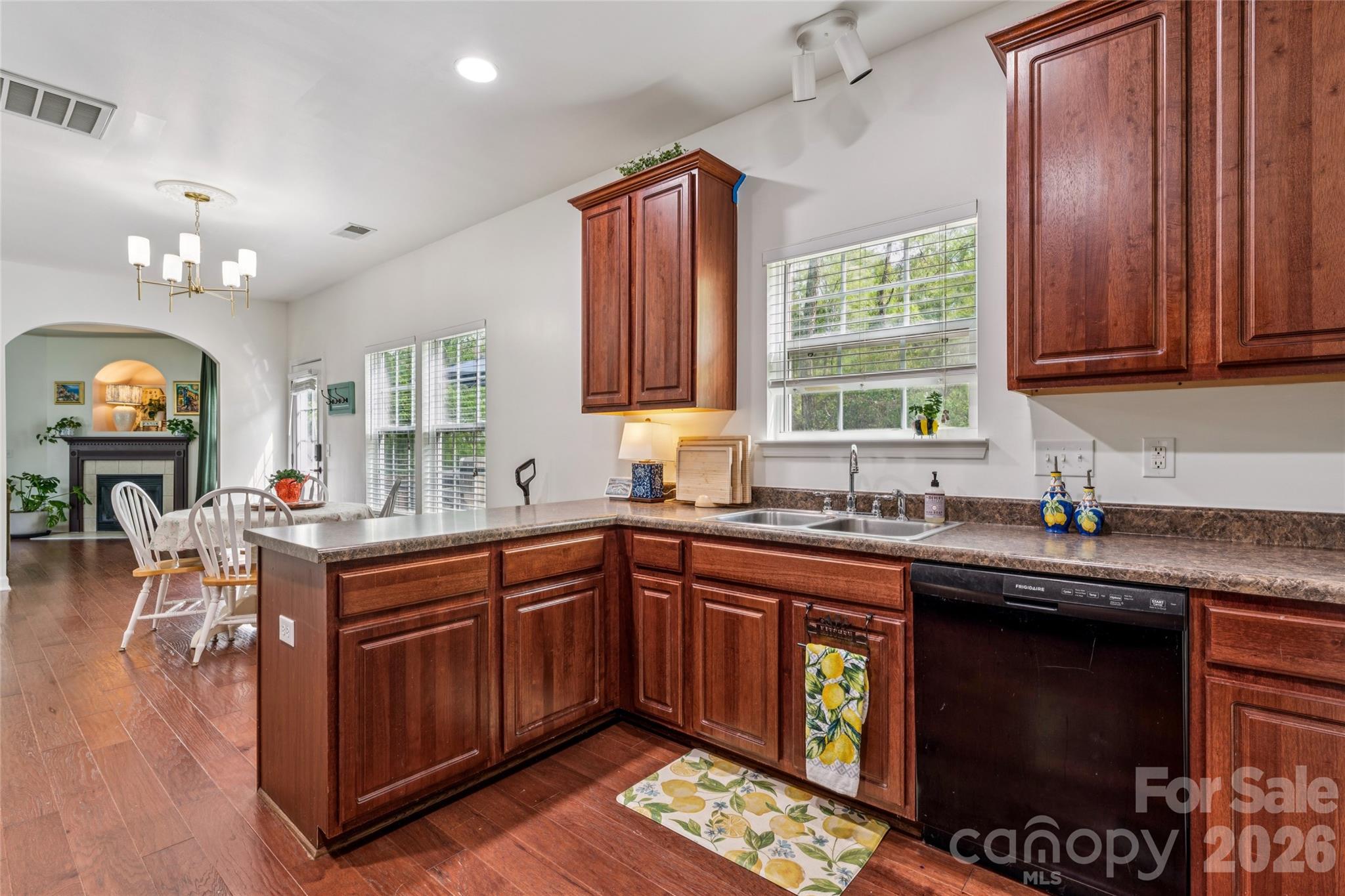 1042 Arrowhead Drive SE