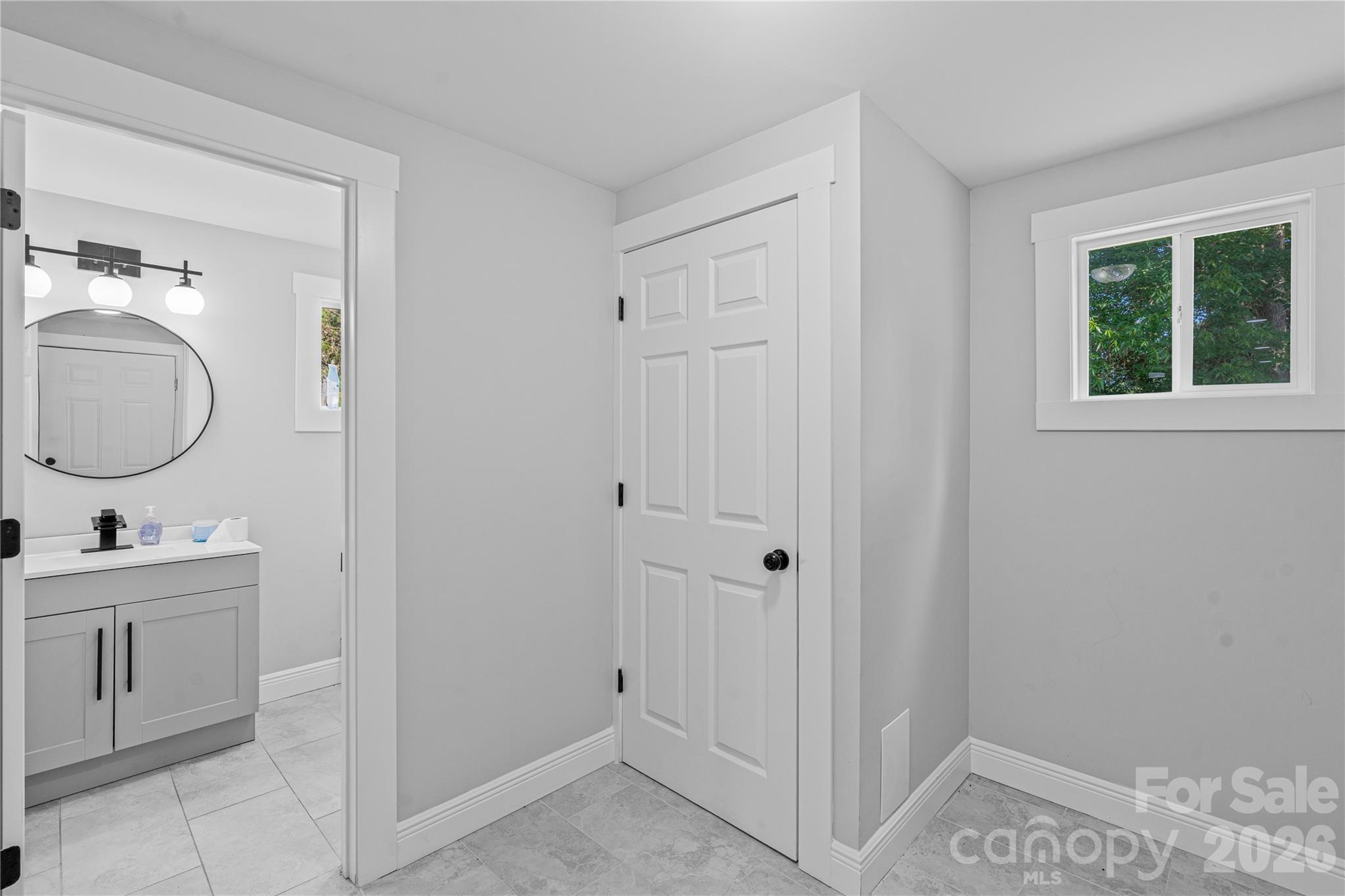 906 Gladstone Street