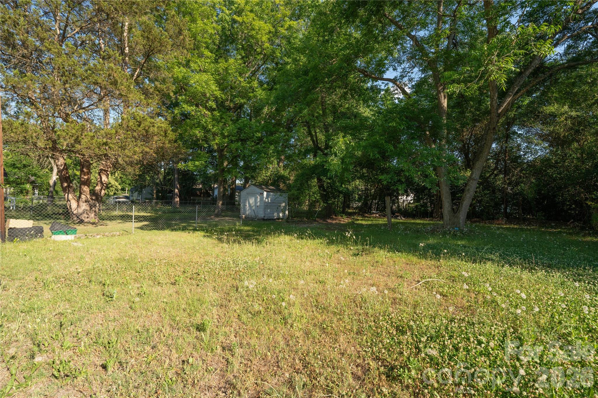 906 Gladstone Street