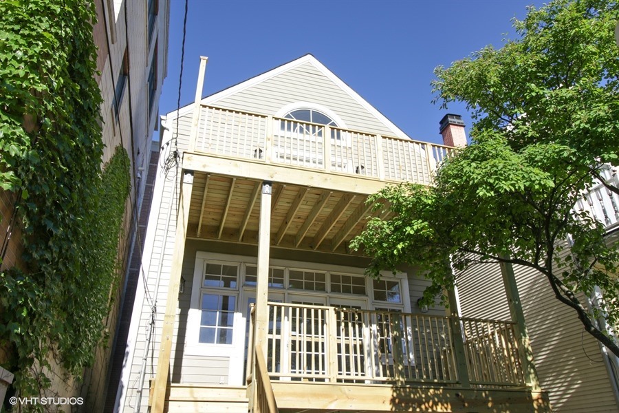 2426 N Burling Street