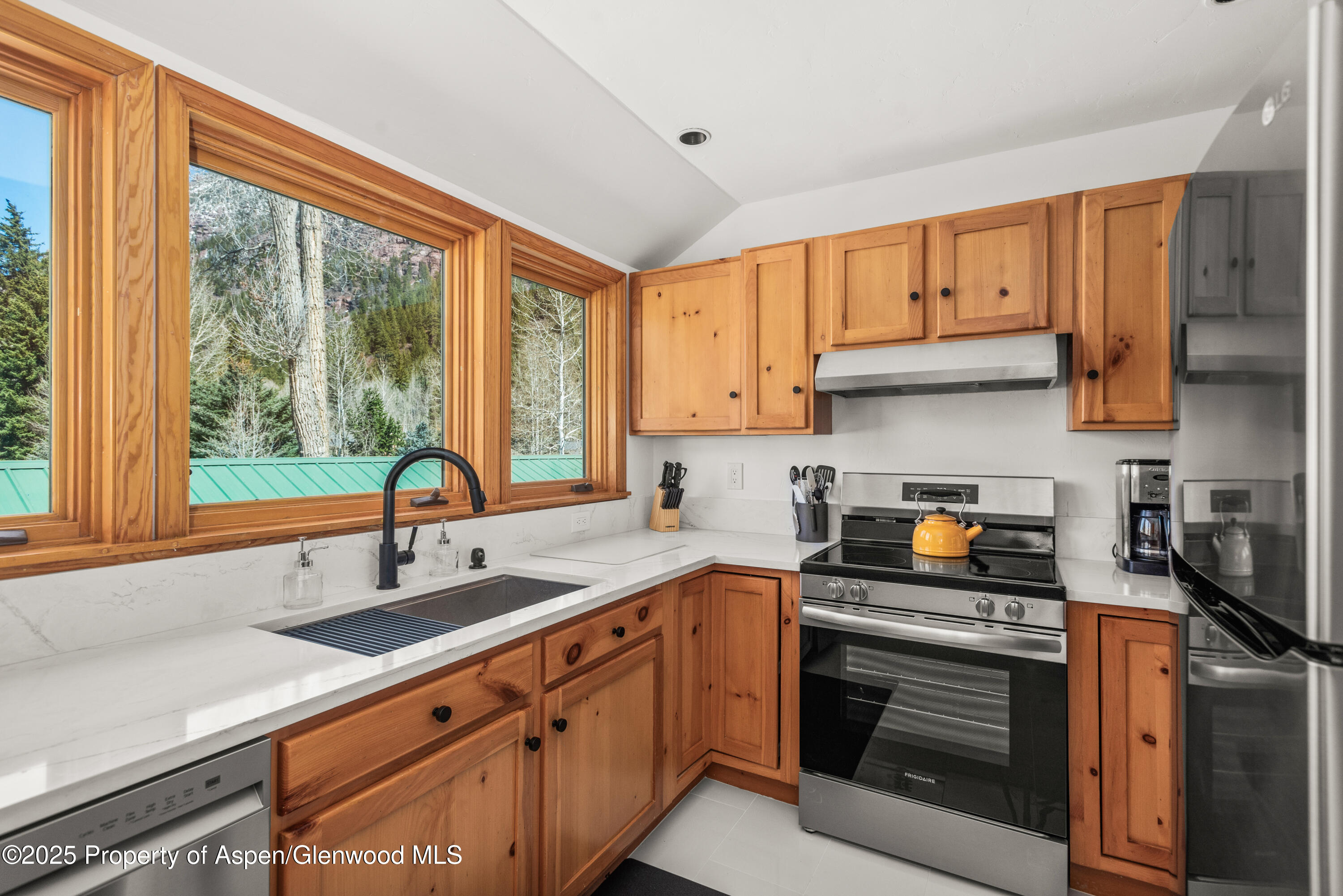 385 Redstone Boulevard Unit: Upper