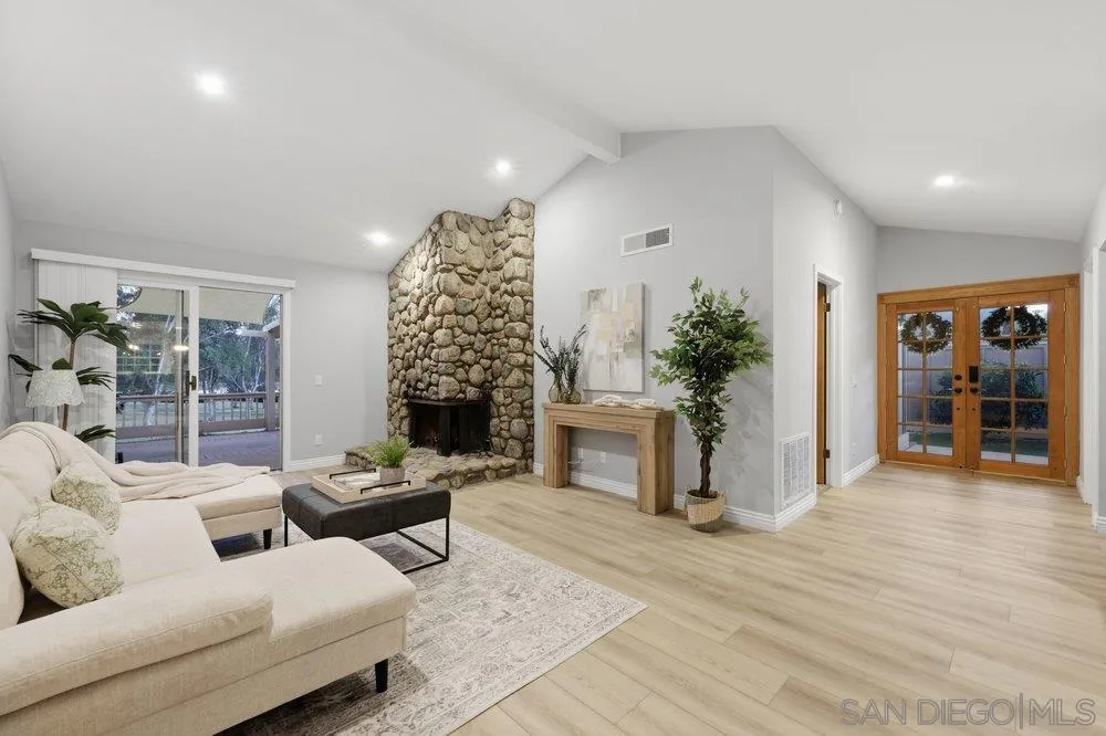 8635 Circle R Valley