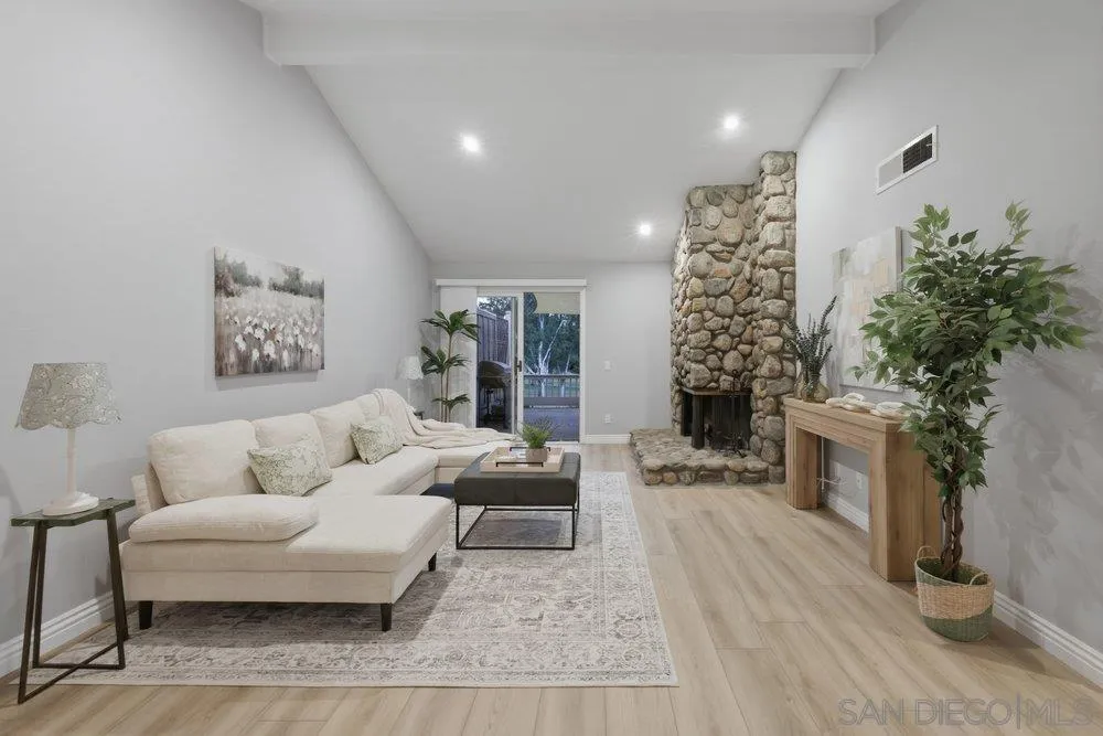 8635 Circle R Valley