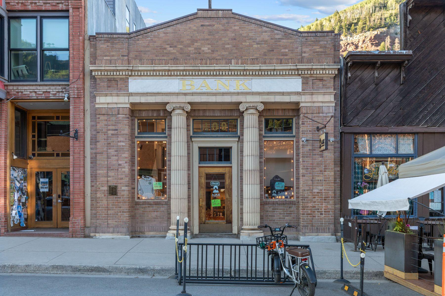 109 W Colorado Avenue