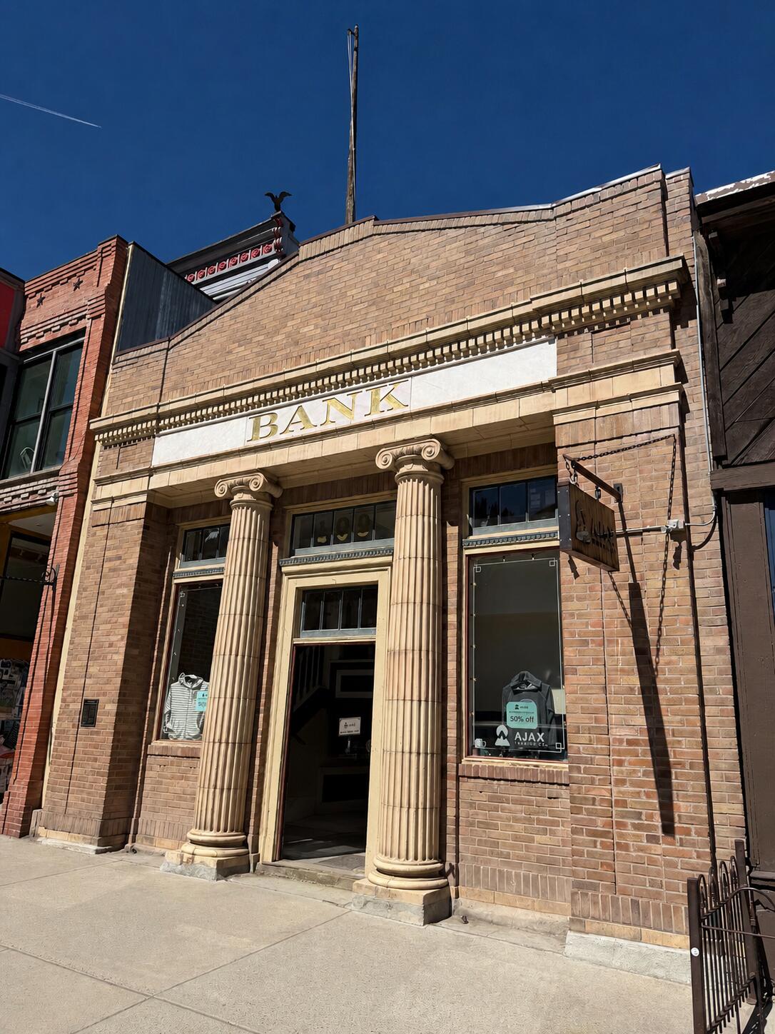 109 W Colorado Avenue
