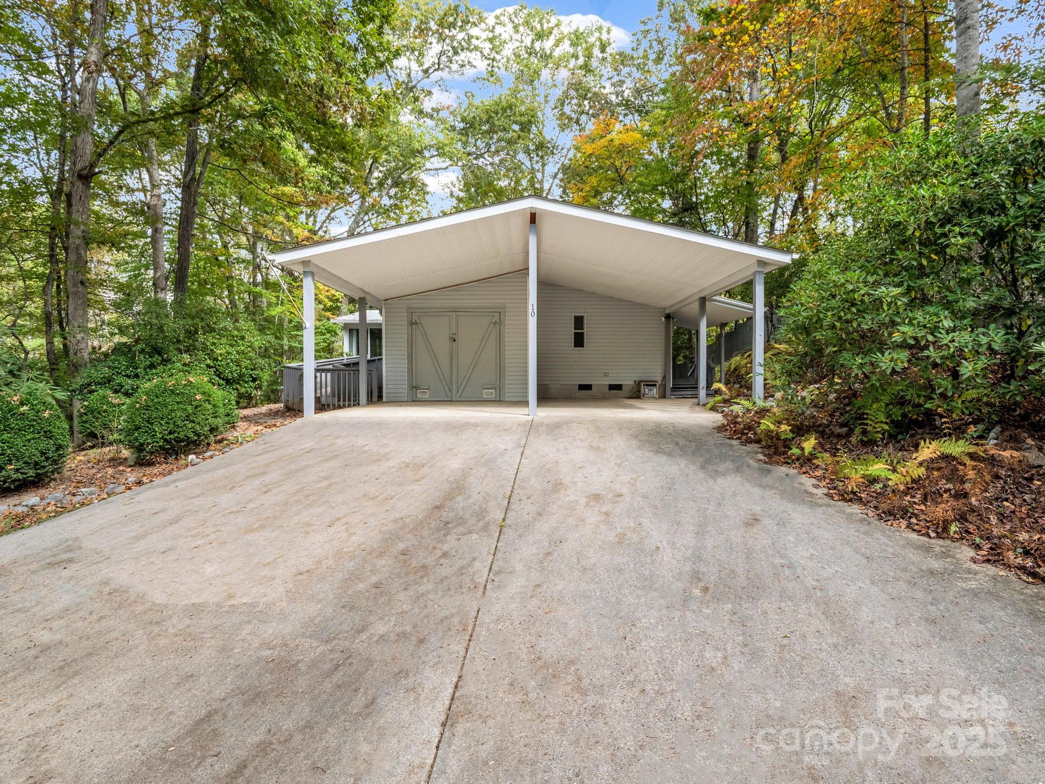 10 Greenwood Acres Drive