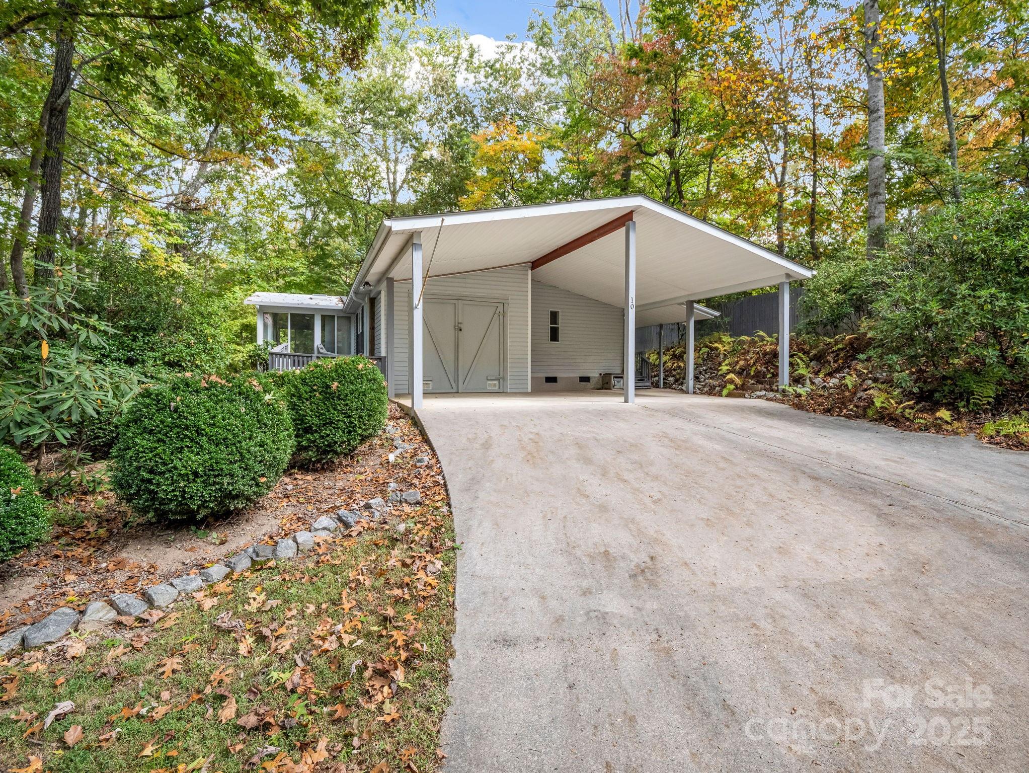 10 Greenwood Acres Drive