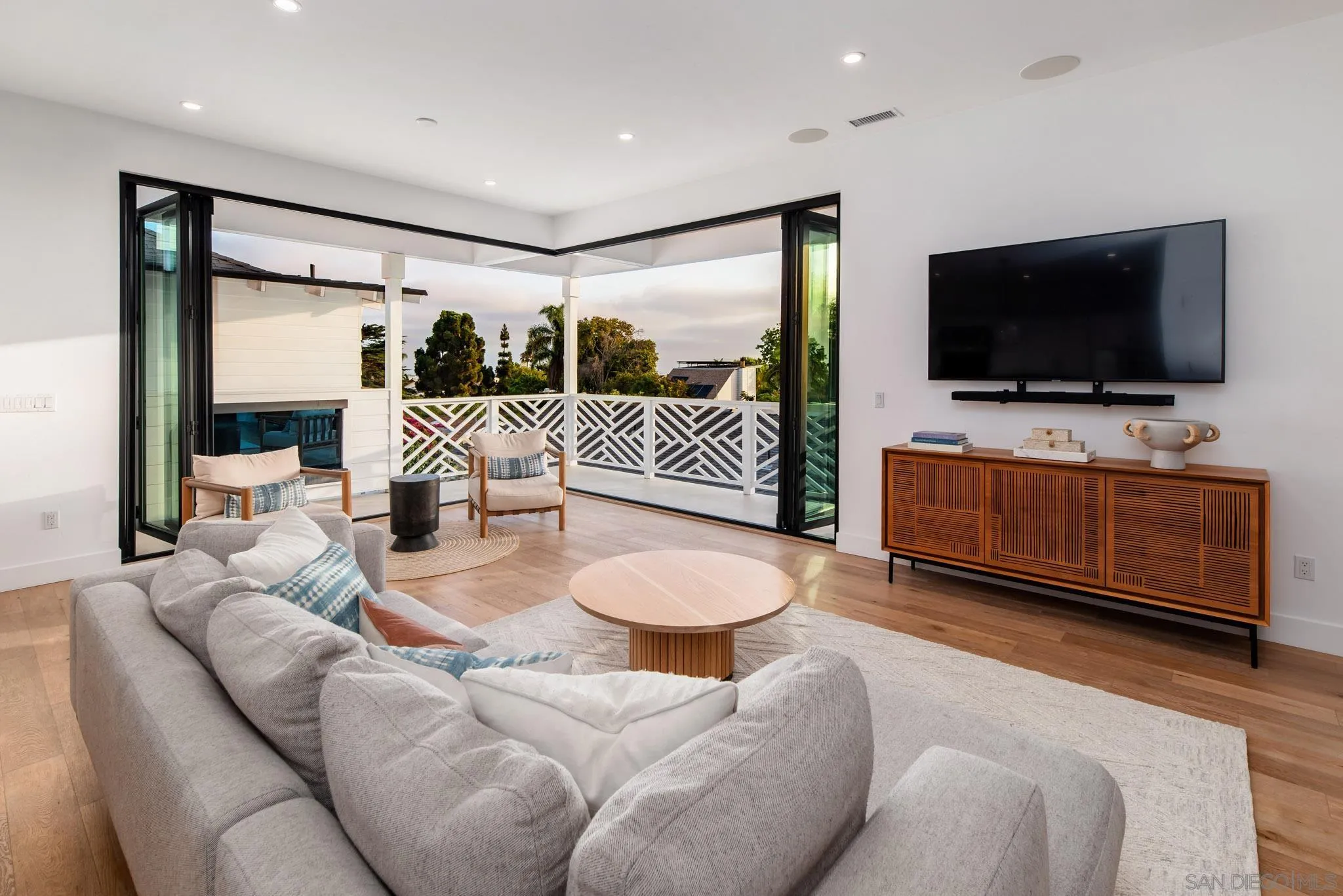 1041 Van Nuys St