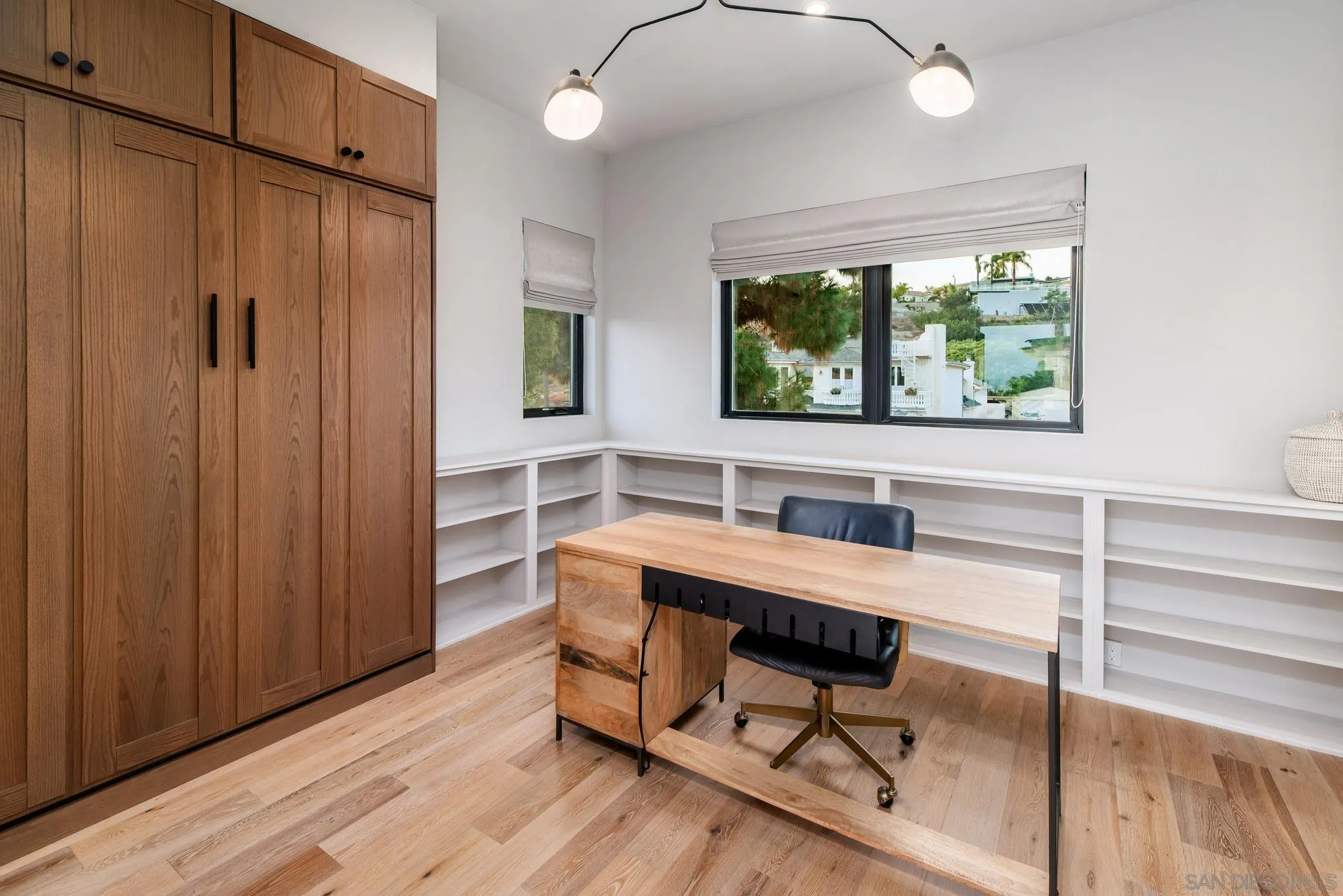 1041 Van Nuys St
