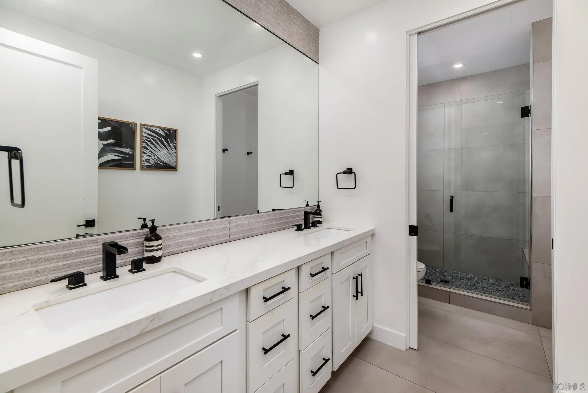 1041 Van Nuys St