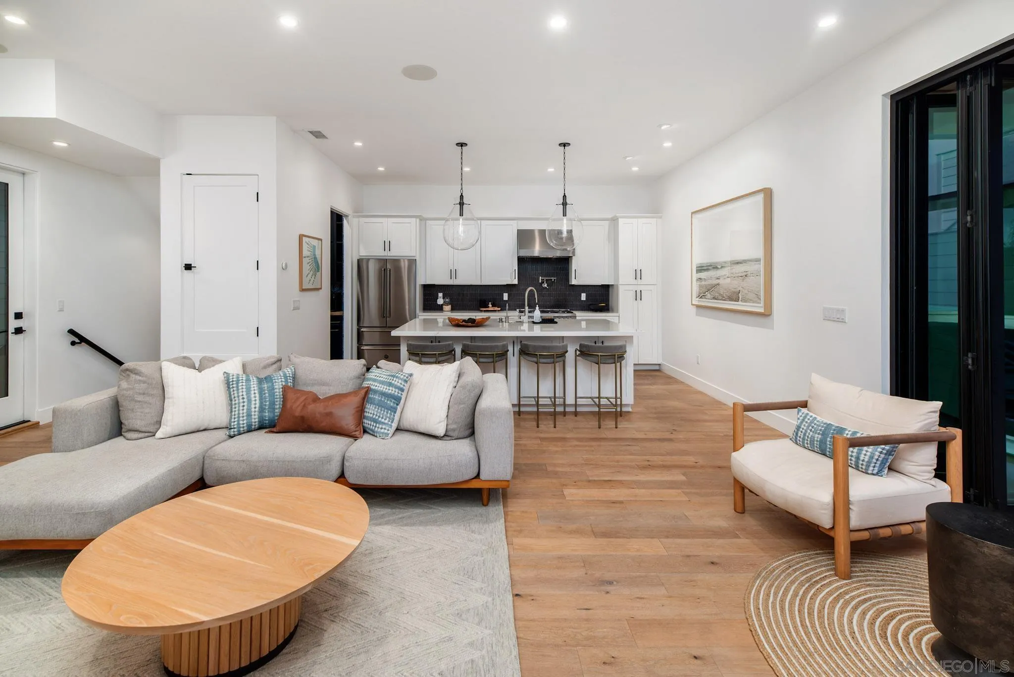 1041 Van Nuys St