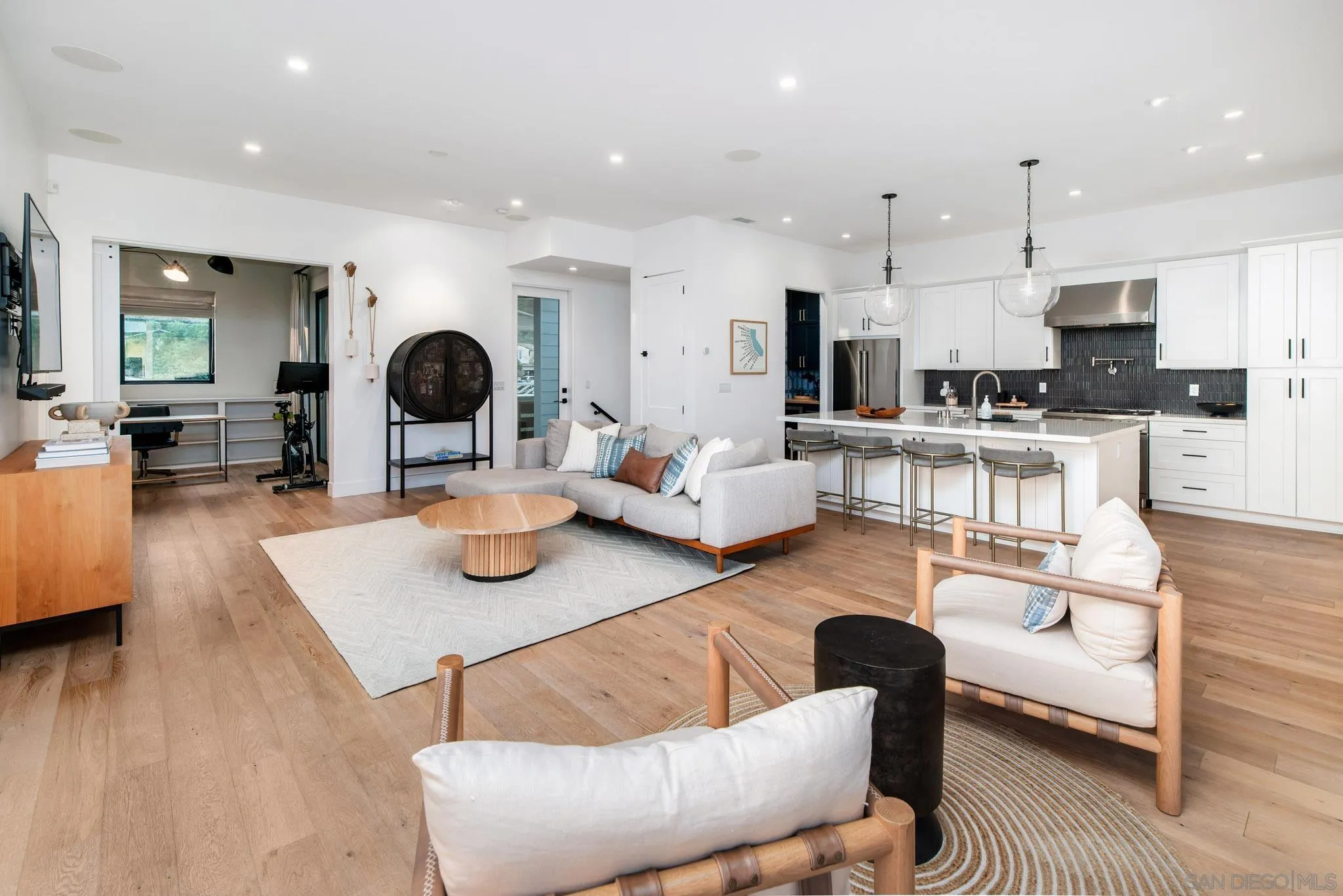 1041 Van Nuys St
