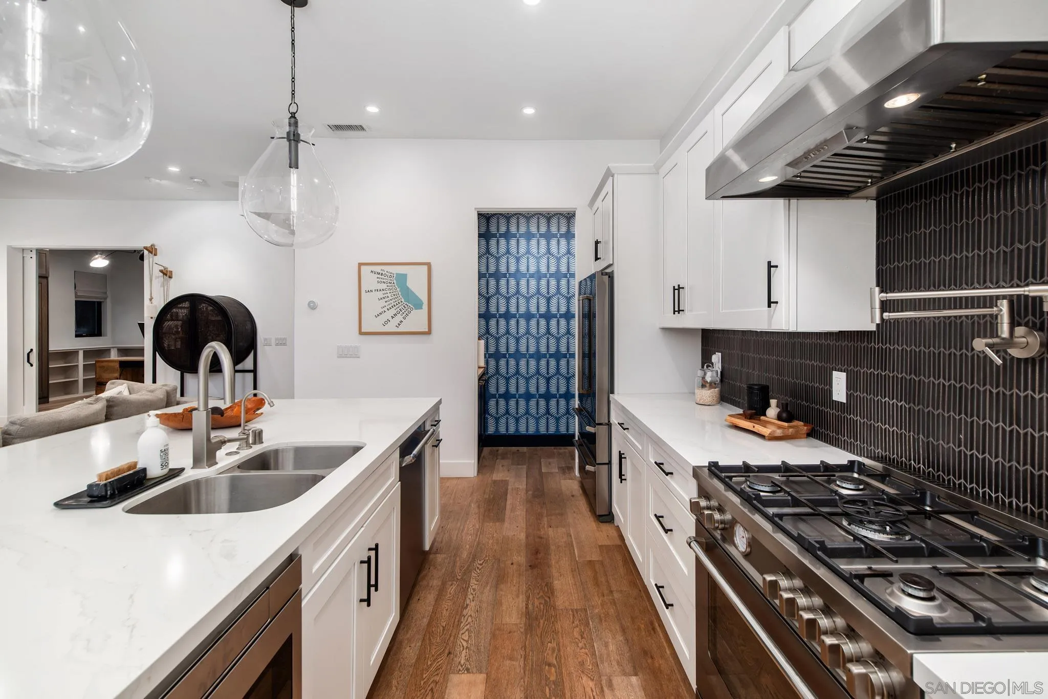 1041 Van Nuys St