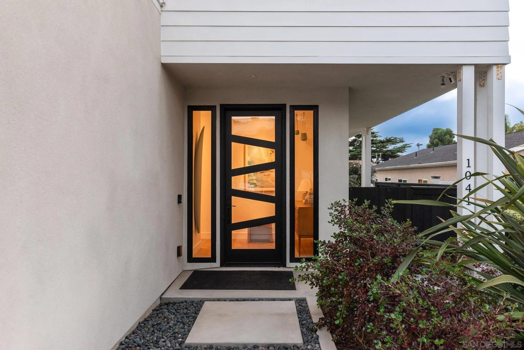 1041 Van Nuys St