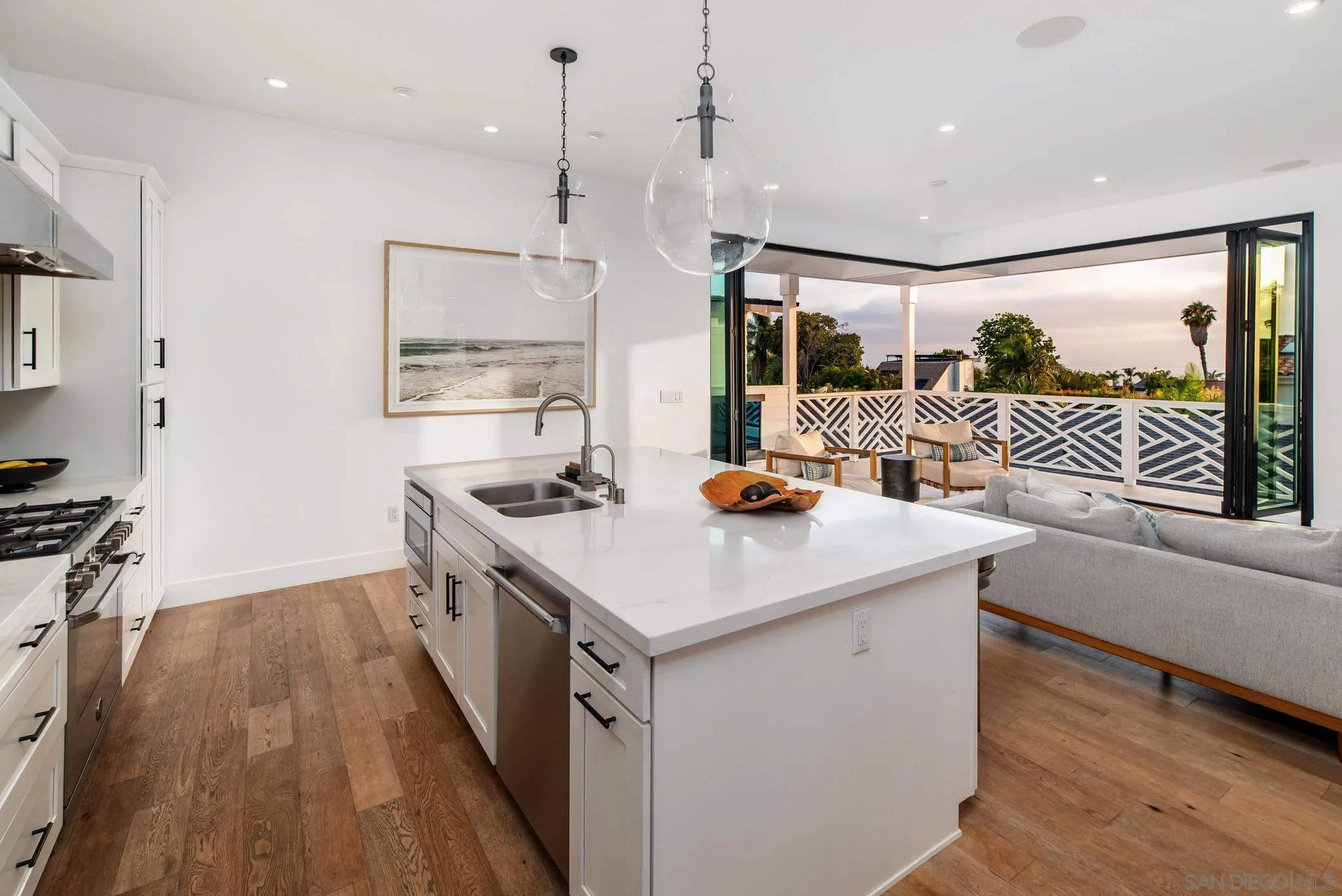 1041 Van Nuys St