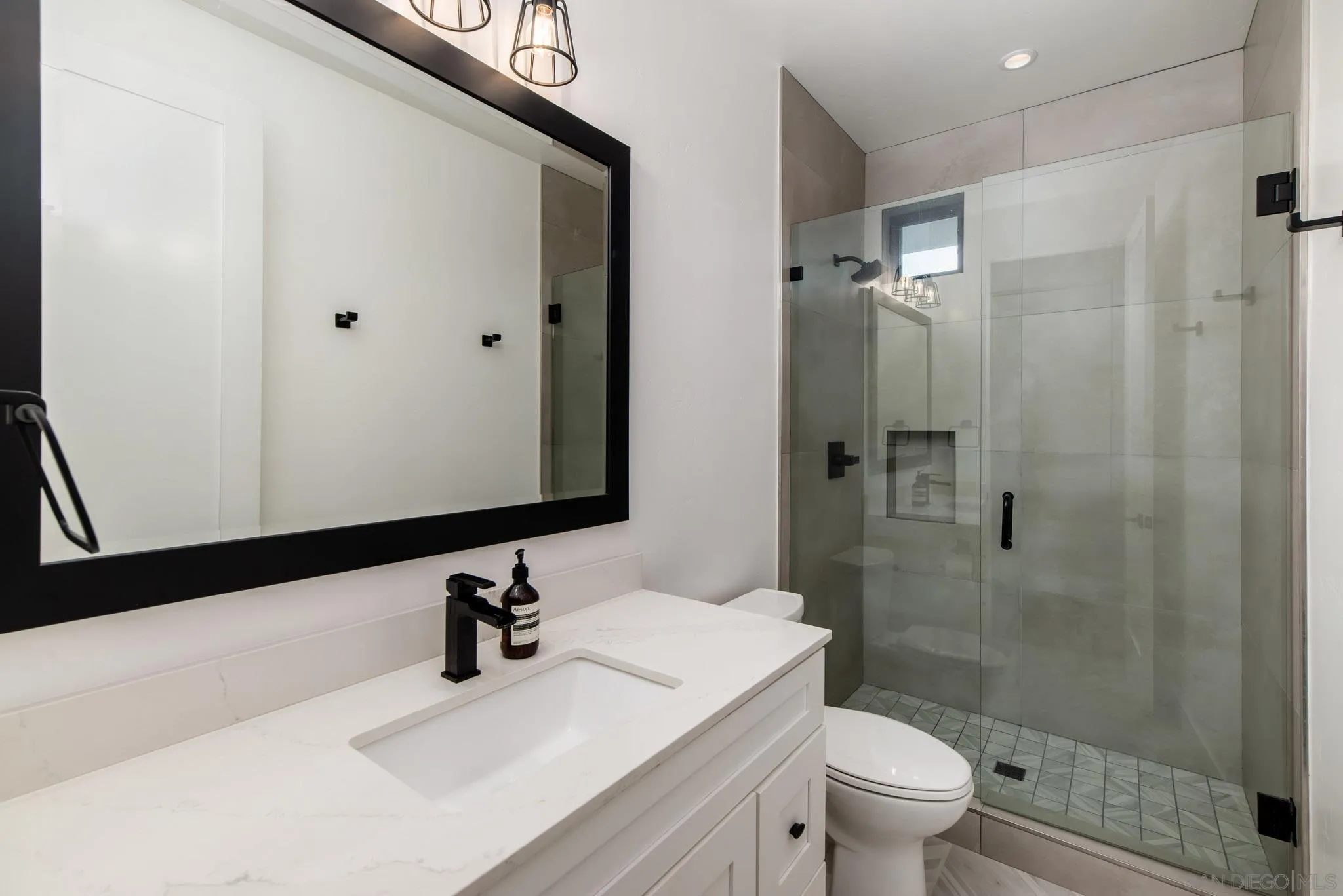 1041 Van Nuys St