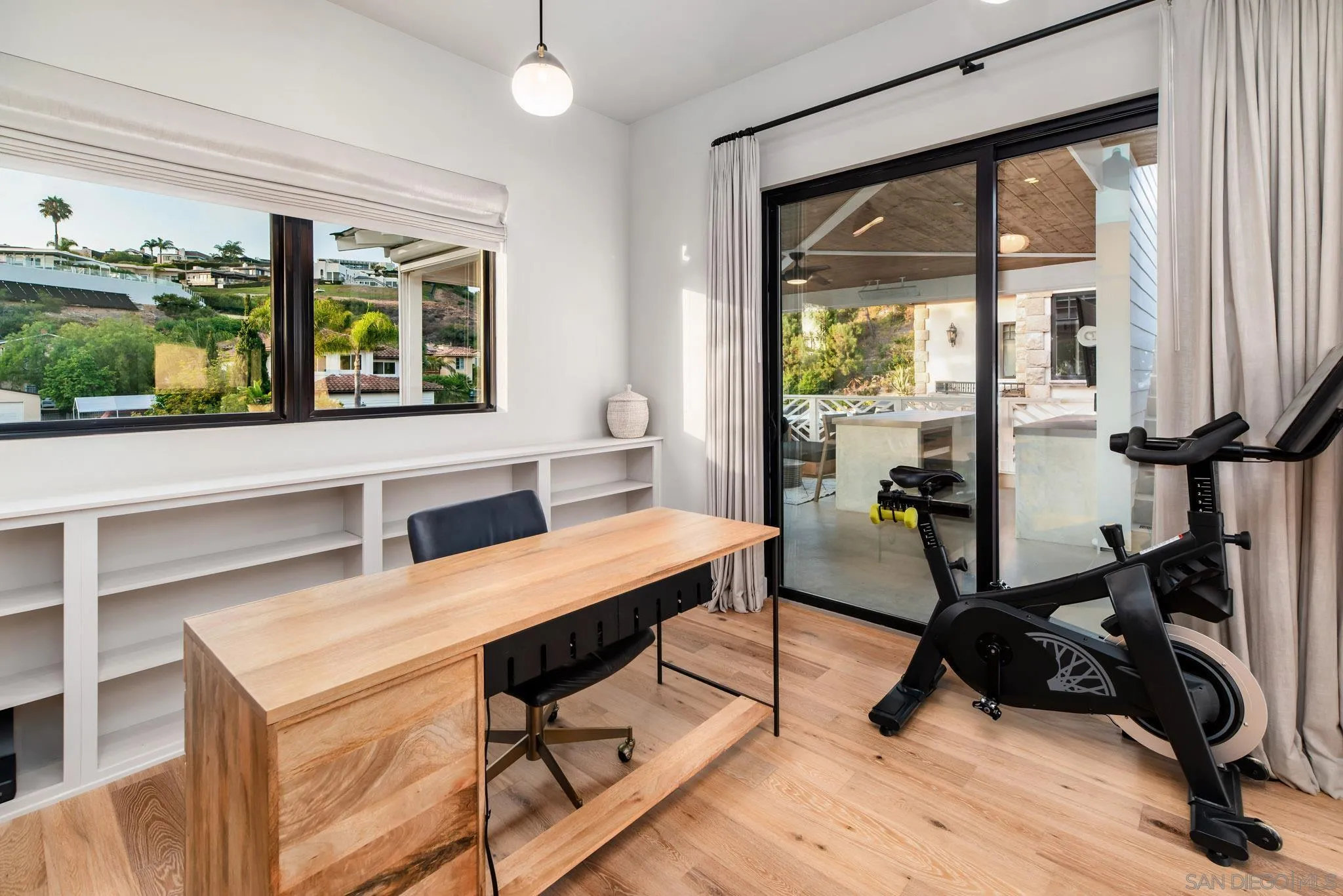 1041 Van Nuys St